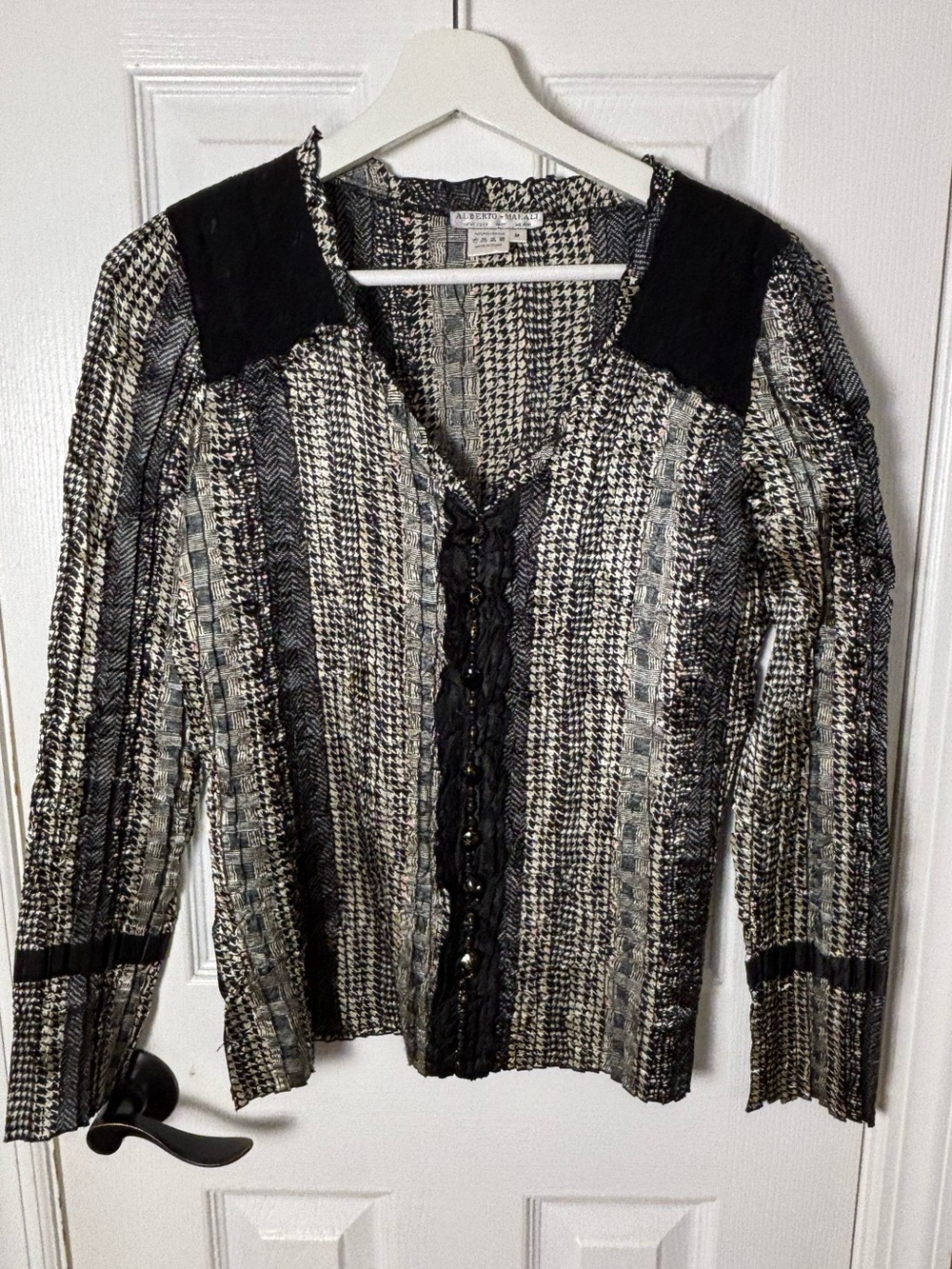 Alberto Makali Black & White Textured V-Neck Top Size Medium
